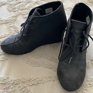 Toms sz 8 wedge bootie, desert